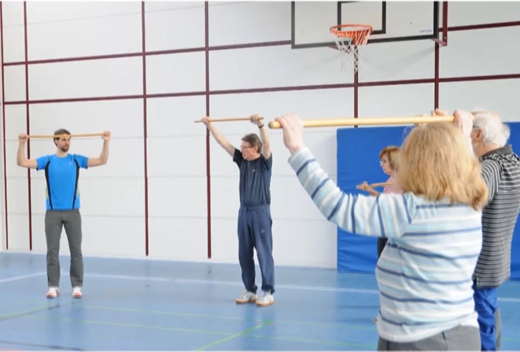 Der Gruppenleiter Dr. Heiko Gaßner (links) zeigt den Teilnehmern des Rehabilitationssports für Parkinsonpatienten, wie sich durch gezielte Übungen Kraft und Beweglichkeit verbessern lassen. Foto: Uni-Klinikum Erlangen