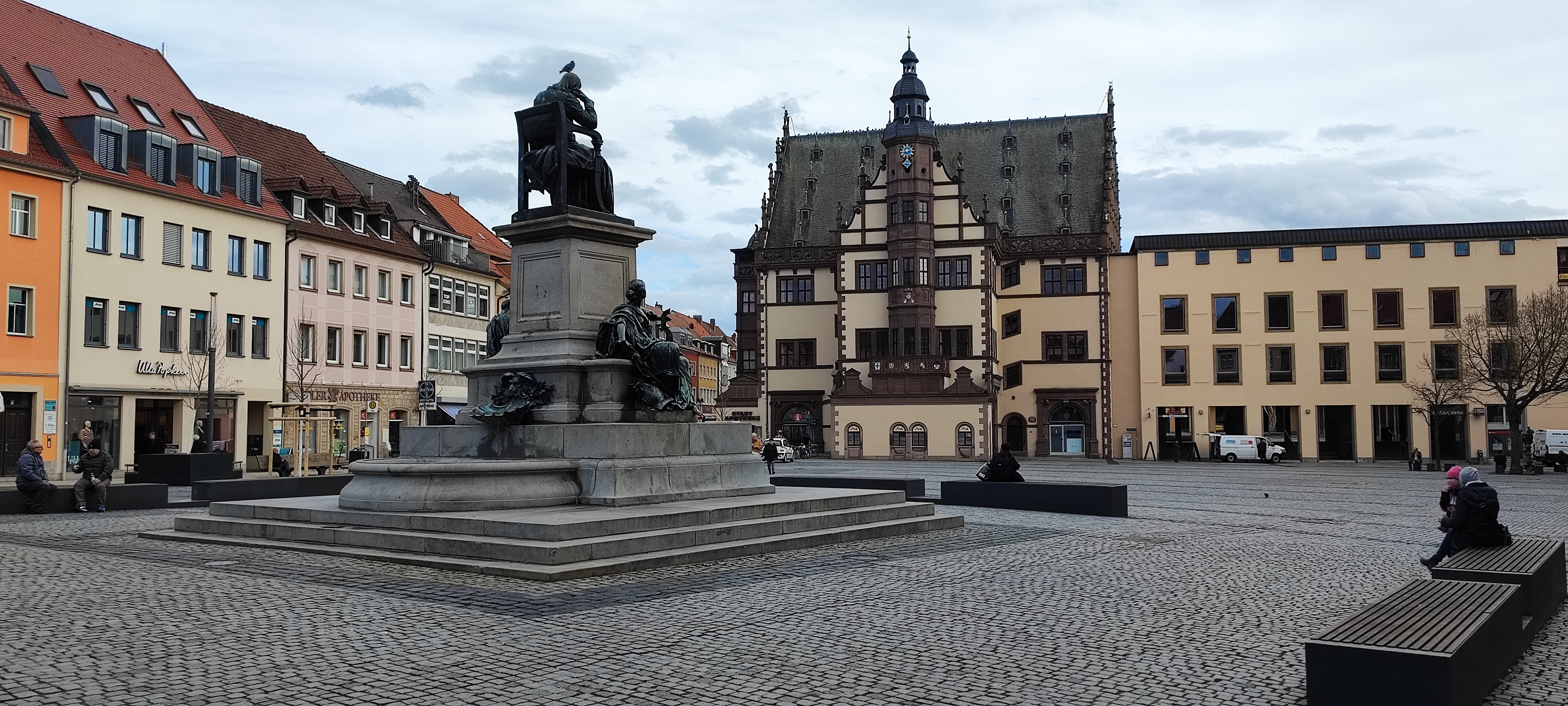 Rathaus mit Rückert-Denkmal am Schweinfurter Markt